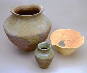 A set of three representative Echizen ware items, a jar, vase, and grinding bowl.