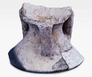 Pedestaled-dish-shaped clay artifact